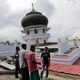 Men inspect a collapsed mosque after an earthquake in Pidie Jaya. (Image: AP/Heri Juanda)